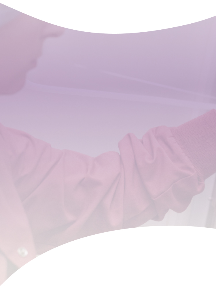 Professionista della salute in camice che lavora con materiali di laboratorio in una scena sfumata in rosa, rappresentando la precisione e l'attenzione nei trattamenti di fecondazione medicale assistita